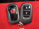 ☆スマートキー☆ドアの開錠・施錠はもちろんですが、エンジンをかけるときも鍵を取り出さなくて大丈夫ですよ♪両手に荷物をお持ちの時でも、大変便利で使い易い装備です☆