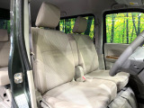 運転席まわりには十分なスペースがあり、大柄な方でもゆったり運転していただける環境です。