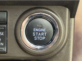 エンジンスタートボタンです。キーが車内にあれば、エンジンの始動・停止はブレーキを踏んでスイッチを押すだけ!キーを取り出す手間を省き、ワンプッシュでエンジンを操作するので簡単でスムーズです。