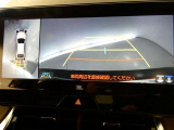 パノラミックビューモニター付きです。車両を上から見たような映像を画面に表示。運転席からの目視だけでは見にくい、車両周辺の状況をリアルタイムでしっかり確認できます。