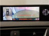 【パノラミックビューモニター】映像で、見づらい車両周辺の確認をアシスト。クルマを真上から見ているような映像を表示。 運転席から確認しにくい車両周囲の状況を把握。