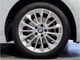 BMW純正アルミホイールです。納車時にはアルミホイールコーティングも承っております!是非ご検討下さいませ。