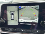 車を真上から見ているように、周囲の状況を把握しながら安心して駐車が行えるアラウンドビューモニター装備!
