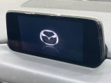 【マツダコネクトナビ】車内の雰囲気にマッチした一体型タイプのナビ。各種車輌設定やBluetooth再生等、様々な機能が楽しめます。直感的なダイヤル操作が可能で、使い勝手も良好です。
