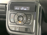【オートエアコン】一度お好みの温度に設定すれば、車内の温度を検知し風量や温度を自動で調整。暑い&hellip;寒い&hellip;と何度もスイッチ操作をする必要はありません。快適な車内空間には必須の機能ですね♪