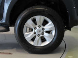 純正のアルミホイール装着車です。タイヤサイズは265/65R17です。