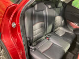 後部座席も気になるようなキズ・汚れやへたり等、大きなダメージはなく、良好な状態です。
