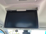 【フリップダウンモニター】大画面モニターで後席でもエンタメをお楽しみいただけます。小さなお子様にも大人気の装備です♪