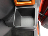 カップホルダーは運転席や助手席からちょうど手の届く位置です!!