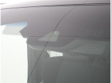 サポカーSとは、衝突被害軽減ブレーキに加えて、高齢者に多いと言われている踏み間違い事故防止をサポートする機能です。詳しくは販売店スタッフまでおたずねください。