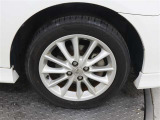 飽きの来ないデザインのトヨタ純正アルミホイールです♪足元をすっきり見せるだけではなく車体の軽量化で燃費向上にもつながっています♪
