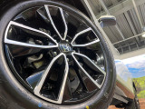 【純正18インチアルミホイール】外観にマッチした純正アルミホイールを装着しております。各種社外アルミホイールや、スタッドレスタイヤも取扱いしております。是非ご相談ください♪