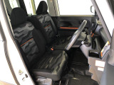 運転席の座面高さを調整できるシートリフターが付いています。フロントシートはベンチシートを採用で、座面も広く使い勝手もいいですよ♪