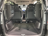 3列目シートを跳ね上げればラゲッジスペースを更に広く使えます。