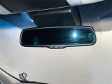 【自動防眩ミラー】夜間走行時、後続車のヘッドライトの反射を自動的に弱くします。 パワーモードONモード、オートミラースイッチONのときに作動。 スイッチ押すごとにON、OFFが切り換わります。