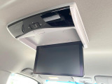 【フリップダウンモニター】大画面モニターで後席でもエンタメをお楽しみいただけます。小さなお子様にも大人気の装備です♪