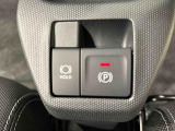 指先だけで簡単に操作が可能な電動パーキングブレーキを採用。「HOLD」スイッチを押すと、渋滞や信号待ちなどでブレーキペダルから足を離しても、ブレーキを保持するので安心です