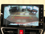 【バックカメラ】 駐車時に車両後方の様子を見ることができるので、運転の不安を軽くします。