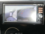 まるで上空から見下ろしているような感じで駐車が楽にできるインテリジェントアラウンドビューモニター