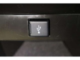 通信/給電用USBポートが装備されています。iPhoneやスマートフォンの充電など、車内にあると便利なアイテムのひとつですね!