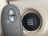 【キーレススタートシステム】カバンやポケットに入れたままでもドアの施錠・解錠が可能なスマートキーを装備。エンジンのオン・オフ時もカギを取り出す必要が無いからとっても便利です♪
