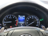 とっても見やすいメーターです。夜間時はラグジュアリーな気分にさせてくれる照明が魅力ですので、夜のドライブも楽しみになりますよ♪