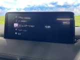 【10.25インチマツダコネクト】車内の雰囲気にマッチした大型ディスプレイ。スマホ接続でのナビ使用やBluetooth再生等、様々な機能が楽しめます。直感的なダイヤル操作が可能で、使い勝手も良好です。