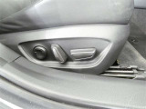 【電動シート】運転席シートの位置調整はスイッチ操作だけ!微調整もできますよ。