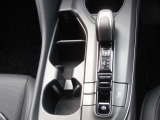 シフトポジションを電動で制御するエレクトロシフトマチックです。スマートなシフト操作を実現。本革巻シフトノブは、自然に手にフィットする形状と上質な手触りを実感でしますね。