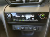 季節を問わずに快適に過ごせるオートエアコンが装備されています。自動で風量を調整してくれ車内を快適に保ってくれます。
