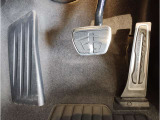 【ペダル】BMWはオルガン式アクセルペダルを採用しています。踏み込む足とペダルが同じ軌跡を描くため、かかとがずれにくく、アクセルコントロールがよりしやすくなるメリットがあります。