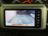 車両後方の映像を映すバックモニター。進路を確認しながら安全に車庫入れできます。