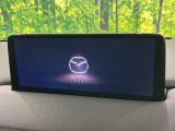 【10.25インチマツダコネクト】車内の雰囲気にマッチした大型ディスプレイ。スマホ接続でのナビ使用やBluetooth再生等、様々な機能が楽しめます。直感的なダイヤル操作が可能で、使い勝手も良好です。