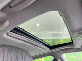 【サンルーフ】開放感たっぷりの希少装備、サンルーフが装着されています!車内に明かりを取り入れたり景色を楽しむ以外にも、車内の空気も簡単に換気できて快適です!
