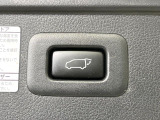 【パワーバックドア】スマートキーや運転席のボタンを押すだけでリアゲートが自動で開閉します!荷物を持っている時や、高い位置にあるバックドアを閉める際に便利な機能です♪