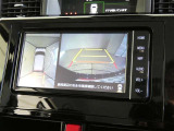 【全周囲モニター】車を上空から見下ろしたような映像をカーナビ画面に映し出し、車庫入れや縦列駐車をサポートしてくれます。