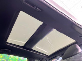 【ガラスルーフ】ガラスルーフ搭載で車内の解放感が一気にアップ!開放的なドライブをお楽しみいただけます。