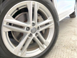 ●純正19インチアルミホイール:輸入車ならではの卓越した走りを支えるホイールと足回りです!日本車の走りに慣れている方にもぜひ体感して頂きたいほど、高いレベルでまとまっています!