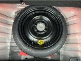 今ではオプションになってしまった応急タイヤが装備されています。万が一の時に役立ちます☆☆