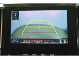 バックガイドモニター(バックモニター)付き。車両後方の映像をナビ画面に表示し、駐車などの後退操作をサポートします。