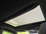 【サンルーフ】開放感たっぷりの希少装備、サンルーフが装着されています!車内に明かりを取り入れたり景色を楽しむ以外にも、車内の空気も簡単に換気できて快適です!