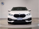 【BMWの伝統】BMWの特徴的な&ldquo;キドニーグリル&rdquo;は、80年以上続く伝統の形でございます。変わらないこだわりのデザインが、プレミアムブランド&ldquo;BMW&rdquo;を創り出します。