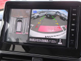 アラウンドビューモニター搭載!大型ナビに映る真上から見下ろしているかのような映像を見ながらスムースに駐車できます。さらに人や自転車など周囲に動くものがあると表示とブザーでお知らせしますので安心です。