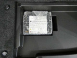スペアタイヤレス車です。応急セットを搭載しております。