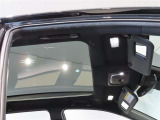 ムーンルーフ付きです。サンバイザーには、バニティーミラー付いてます。照明も付いていて便利です。