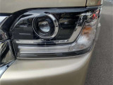 オートマチックハイビーム搭載。 先行車や対向車のライトを認識し、ハイビームとロービームを自動で切り替え、夜道の視界を確保します。