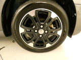15インチ純正アルミホイール装着です。路面に力を伝えるホイール部分は、特に目立ちますよね。おしゃれは、足元からですね。