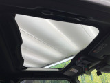 【ガラスルーフ】ガラスルーフ搭載で車内の解放感が一気にアップ!開放的なドライブをお楽しみいただけます。
