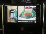 パノラミックビューモニター搭載。カメラで車両周囲の状況を映し出すため、狭い場所での駐車などに役立ちます。