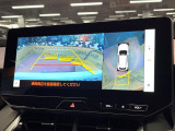 【パノラミックビューモニター】専用のカメラにより、上から見下ろしたような視点で360度クルマの周囲を確認することができます☆死角部分も確認しやすく、狭い場所での切り返しや駐車もスムーズに行えます。